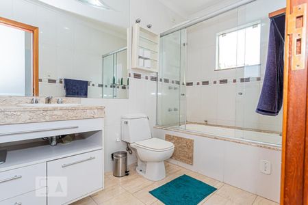 Casa à venda com 264m², 4 quartos e 4 vagasBanheiro suite 1