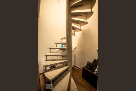 Casa à venda com 130m², 4 quartos e 2 vagas Casa à venda com 130m², 4 quartos e 2 vagasEscadas - Quartos