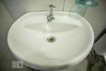 Casa à venda com 130m², 4 quartos e 2 vagas Casa à venda com 130m², 4 quartos e 2 vagasBanheiro de Serviço - Torneira