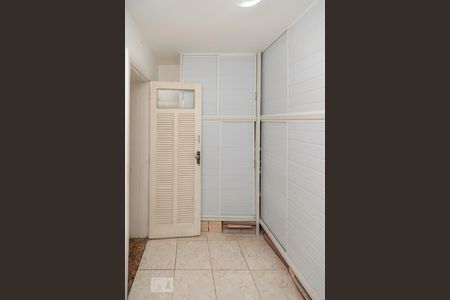 Apartamento à venda com 230m², 4 quartos e 2 vagas Apartamento à venda com 230m², 4 quartos e 2 vagasQuarto de Serviço