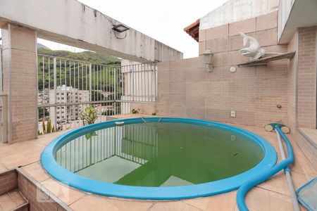 Apartamento à venda com 230m², 4 quartos e 2 vagas Apartamento à venda com 230m², 4 quartos e 2 vagasPiscina