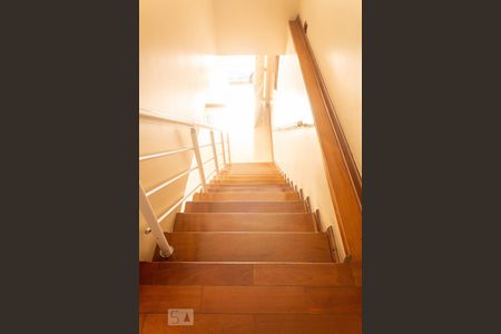 Escadas  de casa para alugar com 6 quartos, 200m² em Socorro, São Paulo