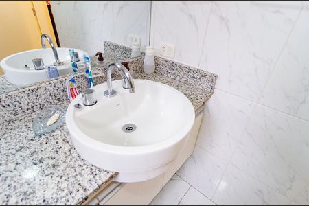 Banheiro Social de apartamento para alugar com 2 quartos, 57m² em Saúde, São Paulo