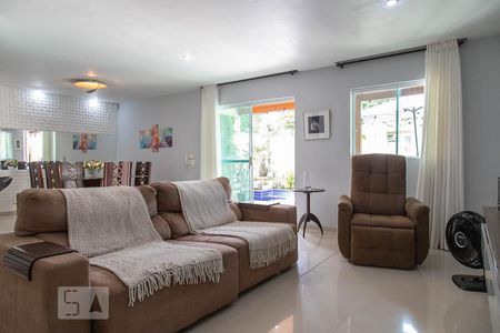 Casa de condomínio à venda com 315m², 4 quartos e 2 vagasSala