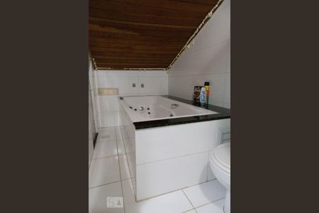 Casa de condomínio à venda com 315m², 4 quartos e 2 vagasBanheiro da suíte 2 - hidromassagem 