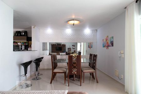 Casa de condomínio à venda com 315m², 4 quartos e 2 vagasSala