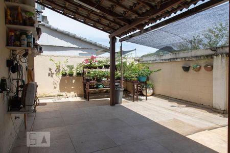 Casa de condomínio à venda com 315m², 4 quartos e 2 vagasQuintal 