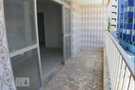 Sala com varanda de apartamento para alugar com 3 quartos, 100m² em Costa Azul, Salvador