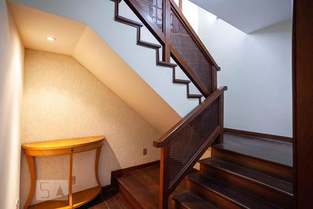 Casa para alugar com 170m², 3 quartos e 2 vagasEscada 