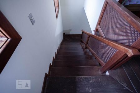 Casa para alugar com 170m², 3 quartos e 2 vagasEscada