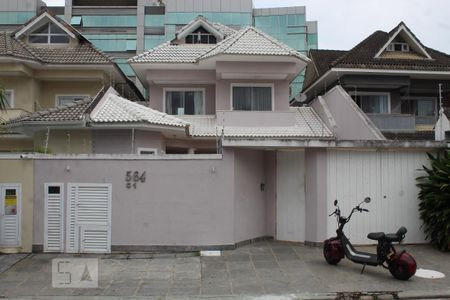 Casa de condomínio para alugar com 350m², 6 quartos e 2 vagas Casa de condomínio para alugar com 350m², 6 quartos e 2 vagasFachada