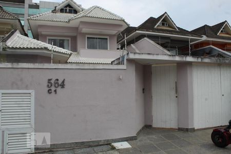 Casa de condomínio para alugar com 350m², 6 quartos e 2 vagas Casa de condomínio para alugar com 350m², 6 quartos e 2 vagasFachada