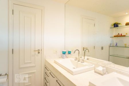 Apartamento à venda com 750m², 5 quartos e 6 vagasBanheiro da Suíte 1