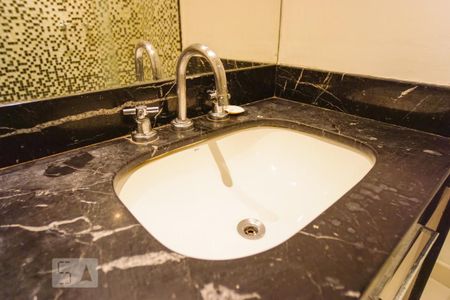 Apartamento à venda com 750m², 5 quartos e 6 vagasDetalhe do Banheiro da Suíte 2