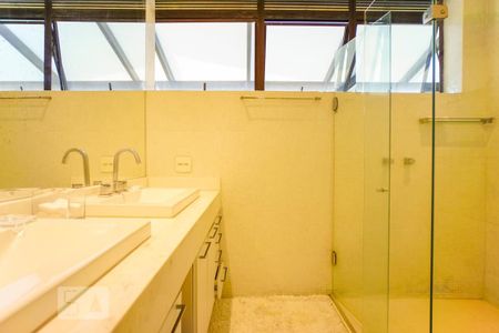 Apartamento à venda com 750m², 5 quartos e 6 vagasBanheiro da Suíte 1