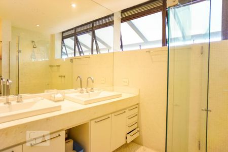 Apartamento à venda com 750m², 5 quartos e 6 vagasBanheiro da Suíte 1