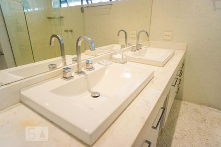 Apartamento à venda com 750m², 5 quartos e 6 vagasDetalhe do Banheiro da Suíte 1