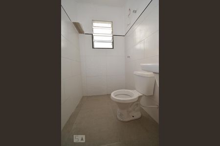 Banheiro de kitnet/studio para alugar com 1 quarto, 28m² em Jardim Presidente Dutra, Guarulhos