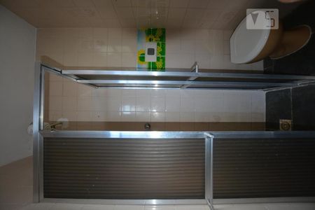 Banheiro de kitnet/studio para alugar com 1 quarto, 52m² em Penha Circular, Rio de Janeiro