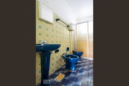 Banheiro de apartamento à venda com 1 quarto, 51m² em Santana, Porto Alegre