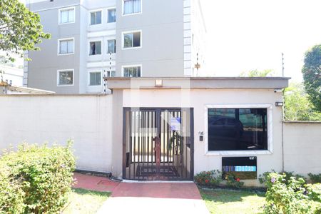 Apartamento à venda com 43m², 2 quartos e 1 vagaFachada do condomínio - Placa instalada no portão