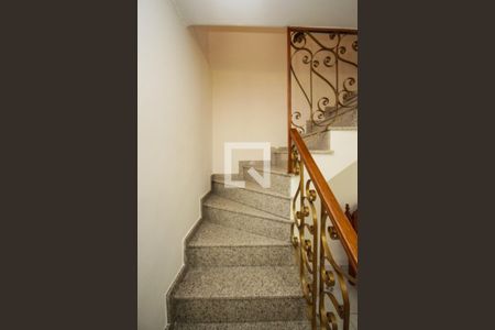 escada de casa para alugar com 3 quartos, 180m² em Vila Ema, São Paulo