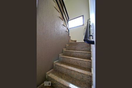 Escada de casa para alugar com 3 quartos, 241m² em Utinga, Santo André