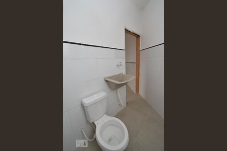 Banheiro de apartamento para alugar com 1 quarto, 25m² em Jardim Presidente Dutra, Guarulhos