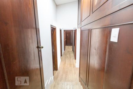 Corredor de casa à venda com 6 quartos, 450m² em Butantã, São Paulo