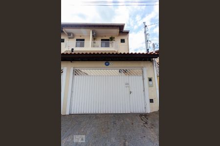 Casa à venda com 228m², 3 quartos e 5 vagas Casa à venda com 228m², 3 quartos e 5 vagasFachada