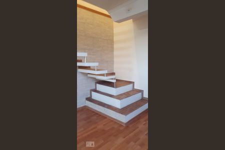 Casa à venda com 365m², 7 quartos e 4 vagas Casa à venda com 365m², 7 quartos e 4 vagasEscada