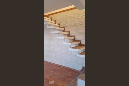 Casa à venda com 365m², 7 quartos e 4 vagas Casa à venda com 365m², 7 quartos e 4 vagasEscada