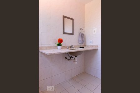 Casa de condomínio à venda com 220m², 3 quartos e 2 vagasBanheiro social