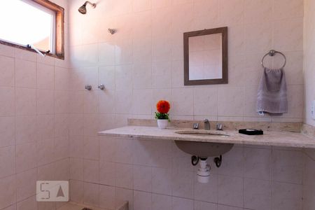 Casa de condomínio à venda com 220m², 3 quartos e 2 vagasBanheiro social