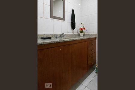 Casa de condomínio à venda com 220m², 3 quartos e 2 vagasBanheiro da suíte 1