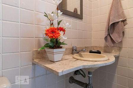 Casa de condomínio à venda com 220m², 3 quartos e 2 vagasLavabo