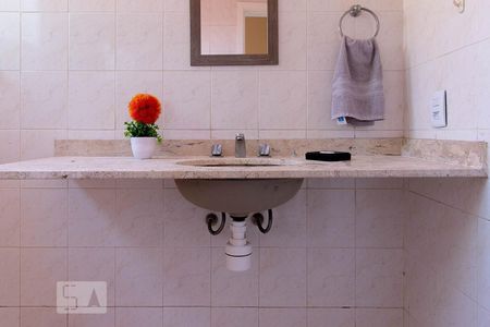 Casa de condomínio à venda com 220m², 3 quartos e 2 vagasBanheiro social