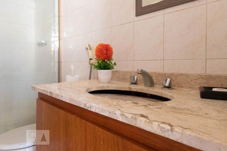 Casa de condomínio à venda com 220m², 3 quartos e 2 vagasBanheiro da suíte 2