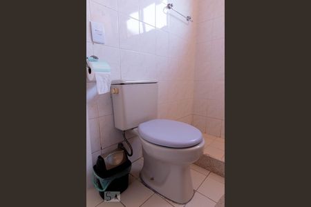 Casa de condomínio à venda com 220m², 3 quartos e 2 vagasBanheiro social