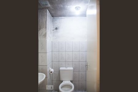 Banheiro de kitnet/studio para alugar com 1 quarto, 34m² em Centro, São Paulo