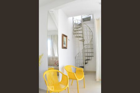 Casa de condomínio para alugar com 240m², 3 quartos e 1 vagaLateral