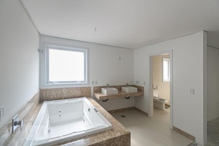 Apartamento à venda com 346m², 3 quartos e 4 vagasBanheiro do Quarto 3