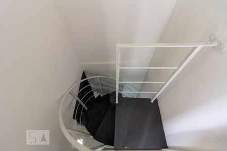 Escada Quartos de casa para alugar com 1 quarto, 50m² em Jardim Trussardi, São Paulo