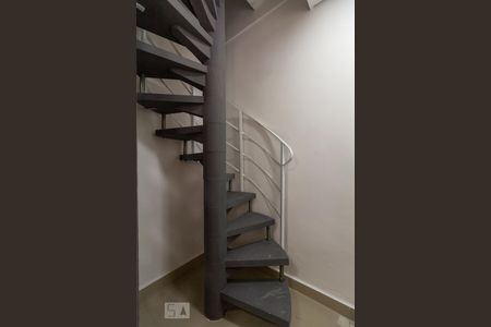 Escada Quartos de casa para alugar com 1 quarto, 50m² em Jardim Trussardi, São Paulo