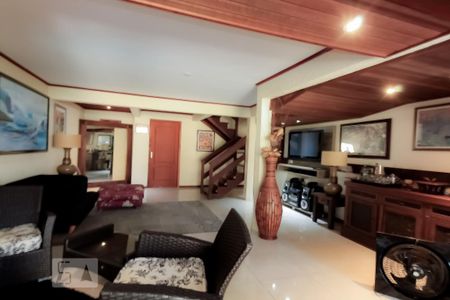 Casa à venda com 197m², 3 quartos e 2 vagas Casa à venda com 197m², 3 quartos e 2 vagasLiving subsolo