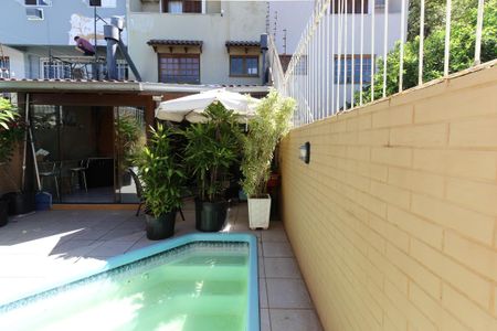Casa à venda com 197m², 3 quartos e 2 vagas Casa à venda com 197m², 3 quartos e 2 vagasPiscina