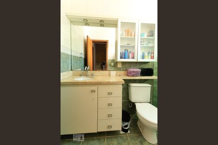 Casa à venda com 197m², 3 quartos e 2 vagas Casa à venda com 197m², 3 quartos e 2 vagasBanheiro
