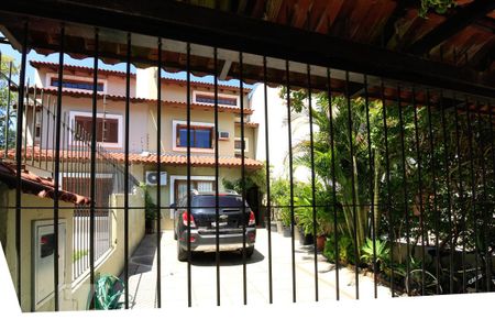Casa à venda com 197m², 3 quartos e 2 vagas Casa à venda com 197m², 3 quartos e 2 vagasFachada