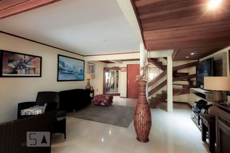 Casa à venda com 197m², 3 quartos e 2 vagas Casa à venda com 197m², 3 quartos e 2 vagasLiving subsolo