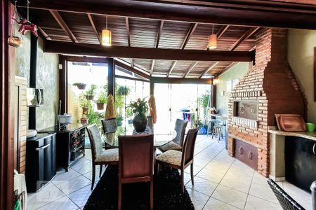 Casa à venda com 197m², 3 quartos e 2 vagas Casa à venda com 197m², 3 quartos e 2 vagasVaranda gourmet
